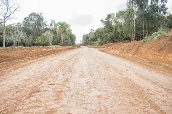 INICIADA A READEQUAÇÃO E CASCALHAMENTO