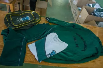 ALUNOS GANHAM UNIFORMES E MOCHILAS ESCOLAR