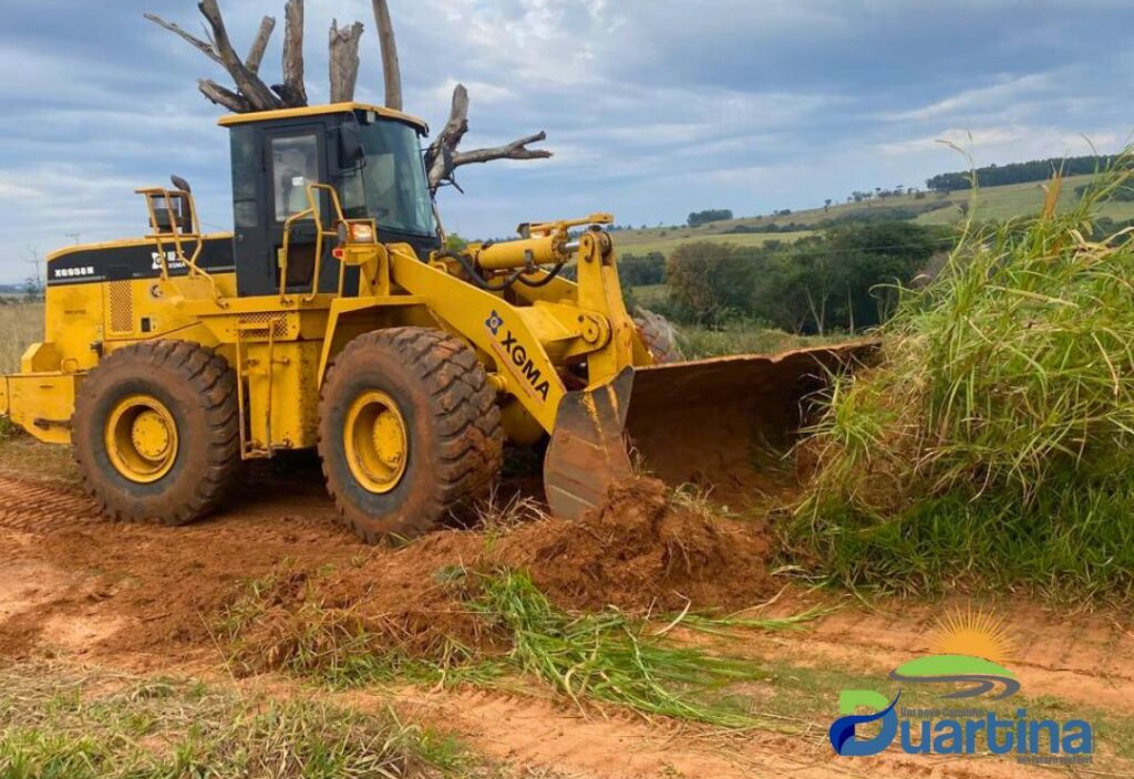 Secretaria de Obras inicia recuperação da estrada DRT 330 no bairro Mundo Novo