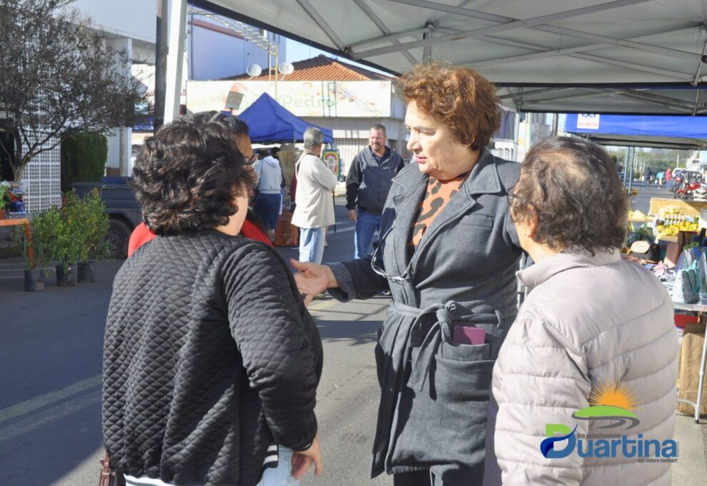 Prefeita Suzy Simão ouve a população no Centro da cidade