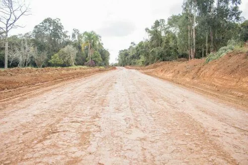 INICIADA A READEQUAÇÃO E CASCALHAMENTO