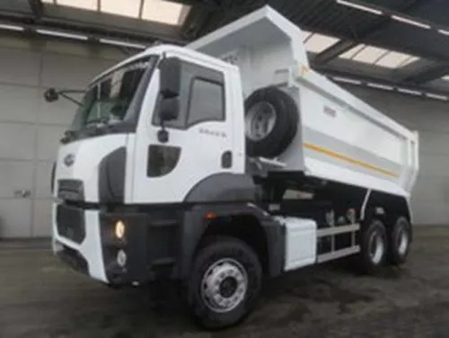 QUATRO CAMINHÕES TRUCK CAÇAMBA E UMA PÁ-CARREGADEIRA-RETROESCAVADEIRA