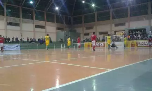 Empate no 1? jogo da final na IV Copa Iva? de Futsal.
